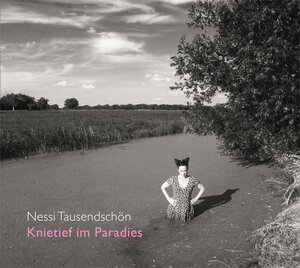 Buchcover Knietief im Paradies | Nessi Tausendschön | EAN 9783944304151 | ISBN 3-944304-15-2 | ISBN 978-3-944304-15-1