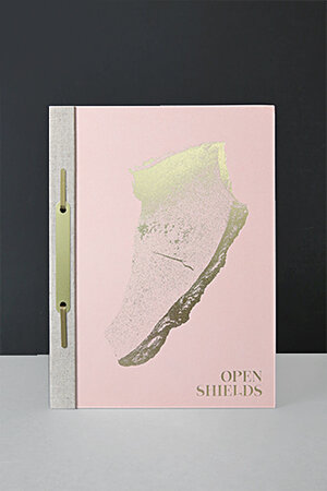 Buchcover Karimah Ashadu. Open Shields  | EAN 9783957635051 | ISBN 3-95763-505-5 | ISBN 978-3-95763-505-1