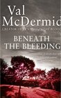 Buchcover Beneath The Bleeding. Val McDermid