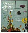 Buchcover Blumen, Blätter, Zweige, arrangiert in schönen Gefäßen