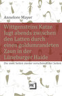 Buchcover Wittgensteins Katze lugt abends zwischen den Latten durch einen goldumrandeten Zaun in der Lüneburger Haide