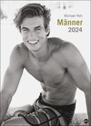 Buchcover Männer Edition 2024. Jeden Monat ein sinnliches Schwarz-Weiß-Foto in einem Kalender im Großformat. Schöne Männer im Wand