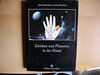Buchcover Zeichen und Planeten in der Hand