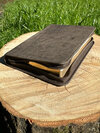 Buchcover Die Bibel - Pocketausgabe (Softcover, braun/grau, Leder mit Reißverschluss)